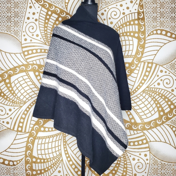 💯% Cashmere Chevron Striped Poncho - Picture 4 of 8